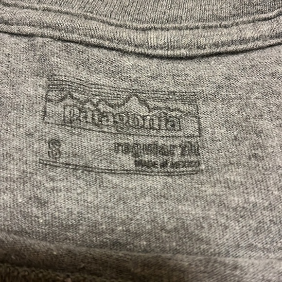 Patagonia Mens Small Long Sleeve Shirt Logo Responsibili-Tee Spellout Graphic - Picture 4 of 9